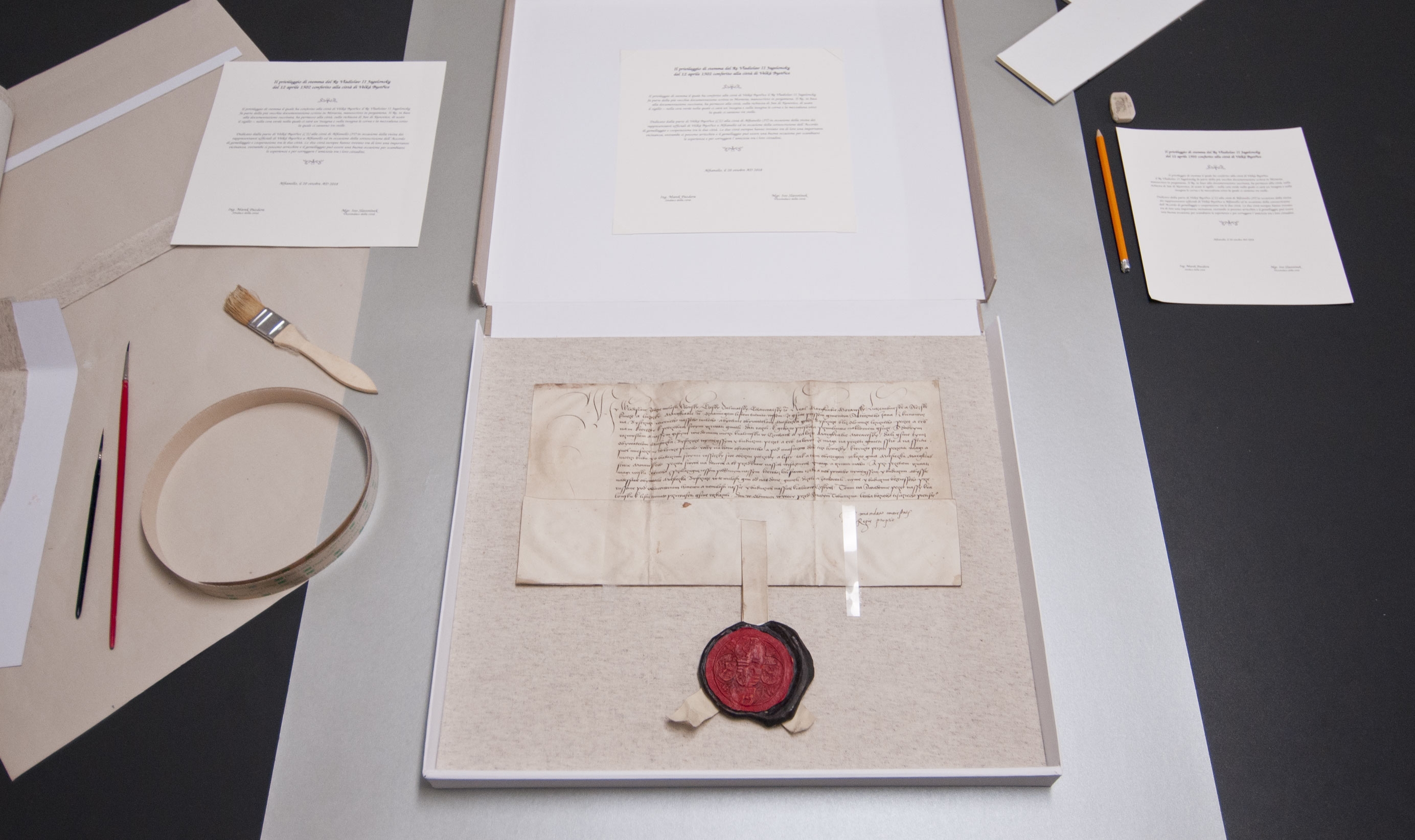 Výroba faksimile listiny s přivěšenou pečetí adjustovaná v archivní krabici